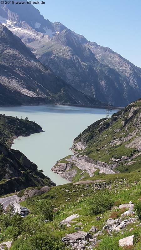 Auffahrt zum Grimsel mit Blick auf den Stausee