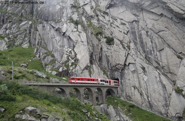 Kommt ein Zug aus dem Berg...